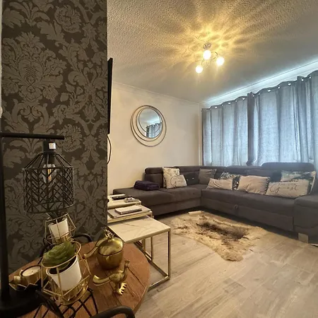 Holiday home Leeds - 3 Bedrooms - 1bathroom - Parking - Wifi *