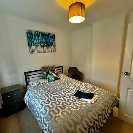 Leeds - 3 Bedrooms - 1bathroom - Parking - Wifi *