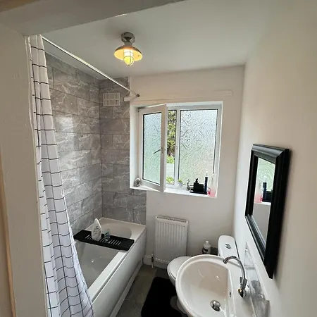 Leeds - 3 Bedrooms - 1bathroom - Parking - Wifi Holiday home Leeds (West Yorkshire)