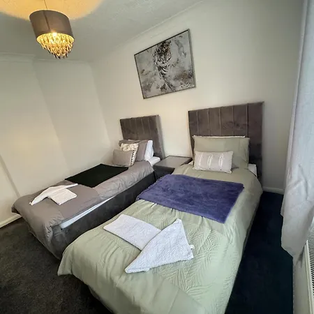 Holiday home Leeds - 3 Bedrooms - 1bathroom - Parking - Wifi Leeds (West Yorkshire)