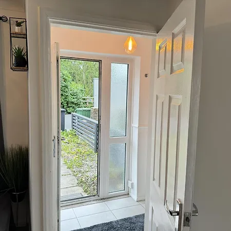 Leeds - 3 Bedrooms - 1bathroom - Parking - Wifi