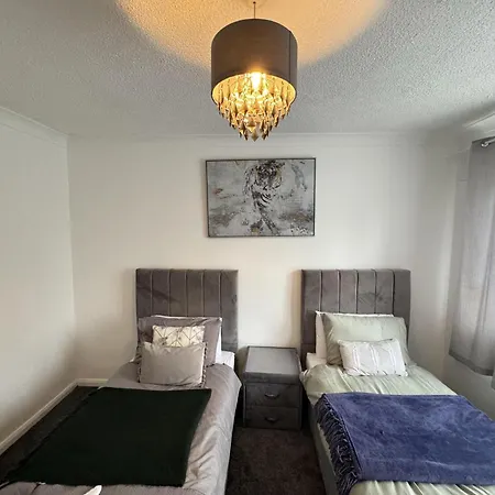 Leeds - 3 Bedrooms - 1bathroom - Parking - Wifi Holiday home *
