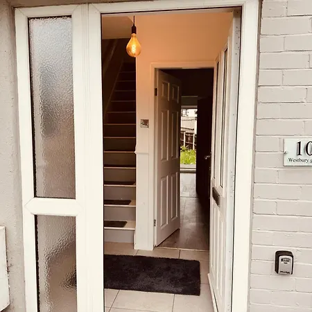 Leeds - 3 Bedrooms - 1bathroom - Parking - Wifi *